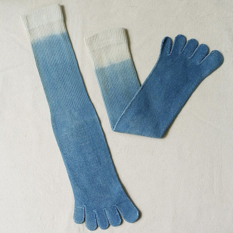 linnil: indigo dip dye :) naturally dye socks - 袜子 - 棉．麻 蓝色