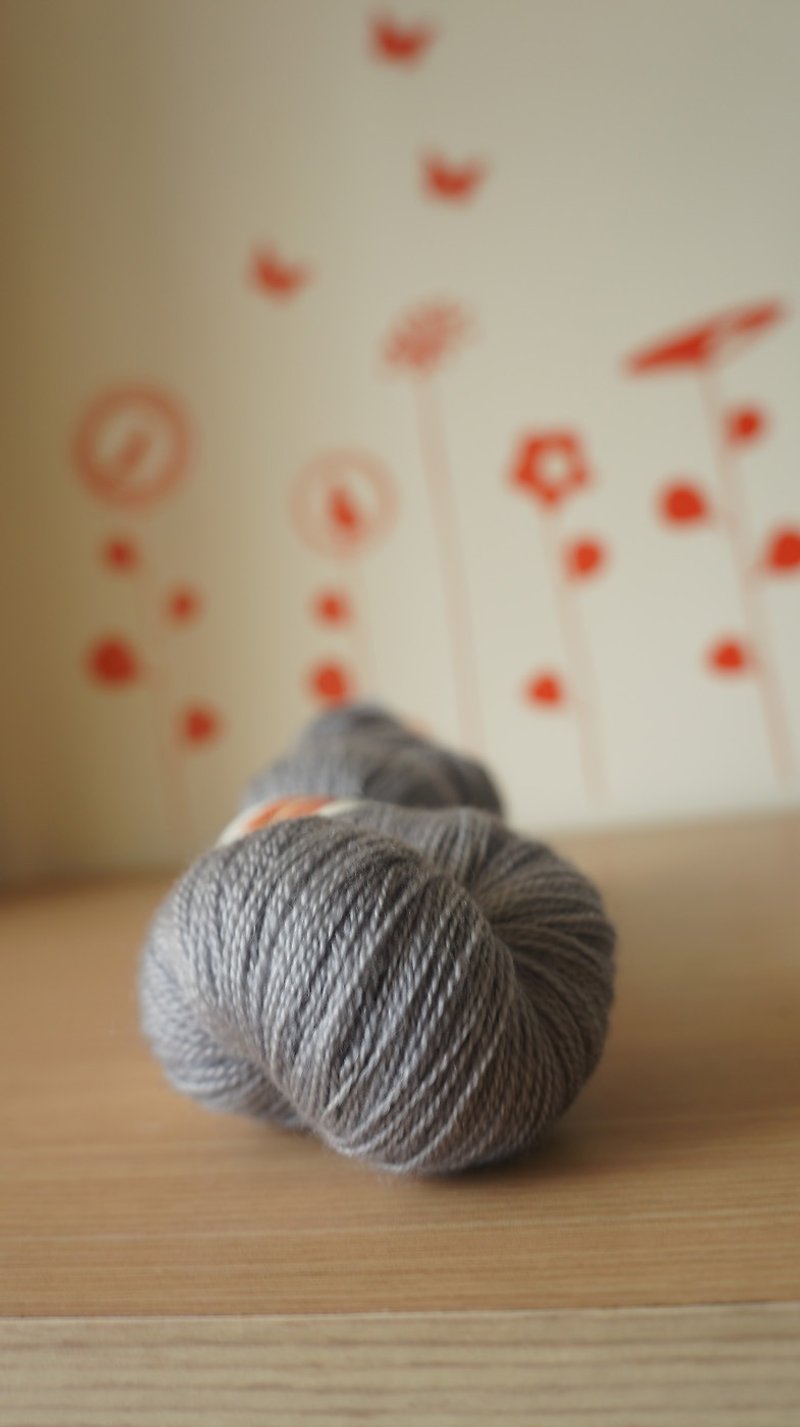 手染蕾丝线。铁灰 (BFL/Silk) - 编织/刺绣/羊毛毡/裁缝 - 羊毛 