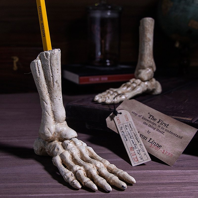 铸铁骷髅脚造型笔座 skeleton - 笔筒/笔座 - 其他材质 