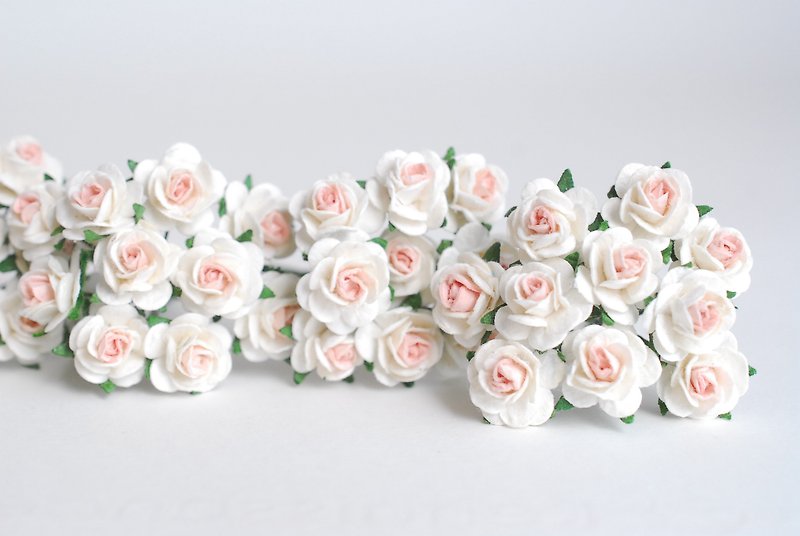 纸花用品 100 件迷你玫瑰尺寸 L 尺寸 1.5 厘米 粉白色。 - 其他 - 纸 粉红色