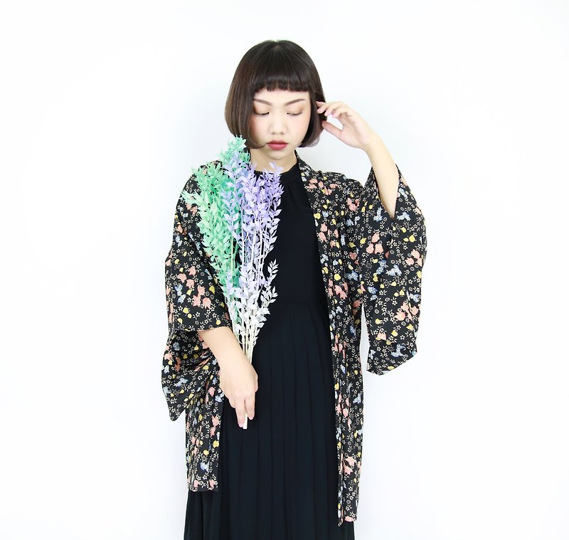 Back to Green::日本带回和服 羽织 黑底 色彩花卉 //男女皆可穿// vintage kimono (KI-77) - 女装休闲/机能外套 - 其他材质 