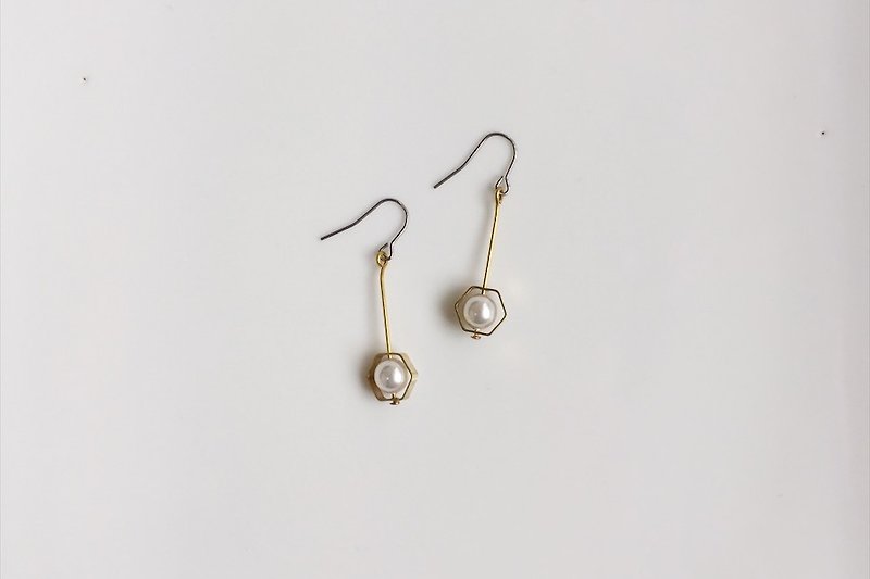 小叮咚 珍珠黄铜耳环 - 耳环/耳夹 - 宝石 白色