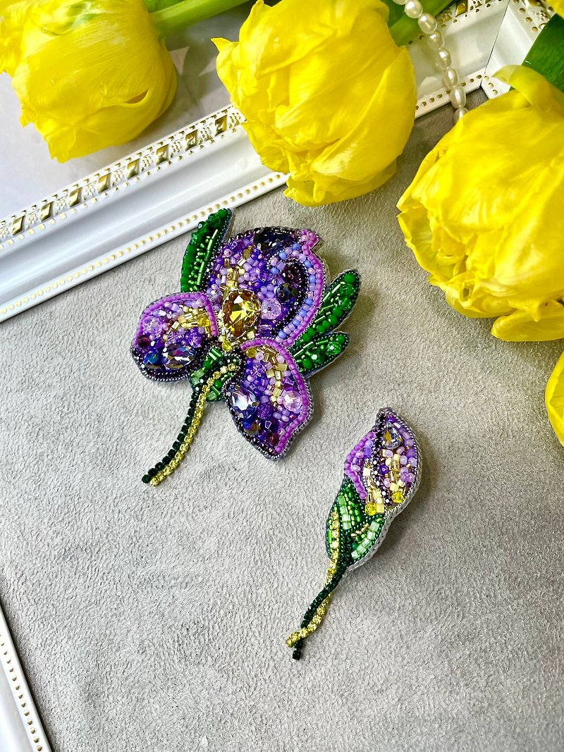 Iris Set of Beaded Brooches, Handmade Embroidered Accessory, Pin Flower - 胸针 - 玻璃 紫色