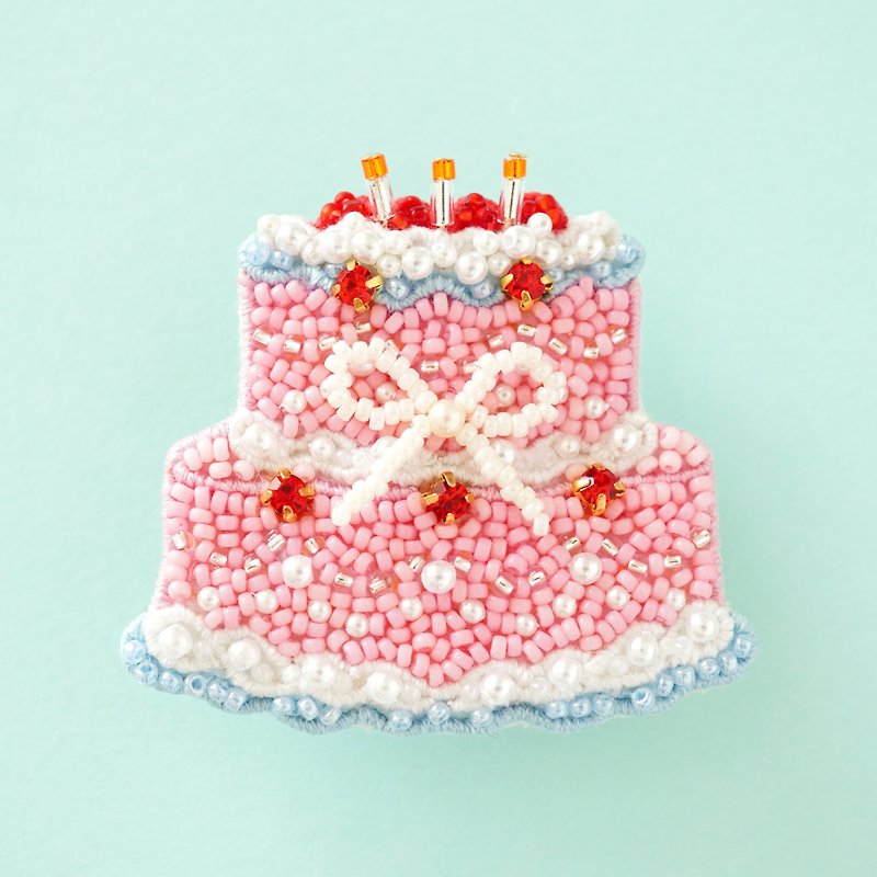 大きな2段バースデーケーキのブローチ　ビーズ刺繍ブローチ - 胸针 - 其他材质 粉红色