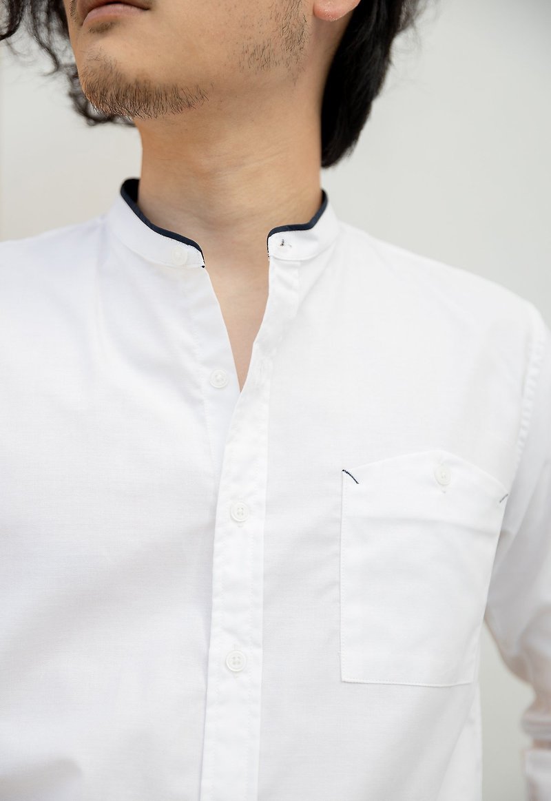 Stand up collar with navy trim shirt - 男装衬衫 - 棉．麻 白色
