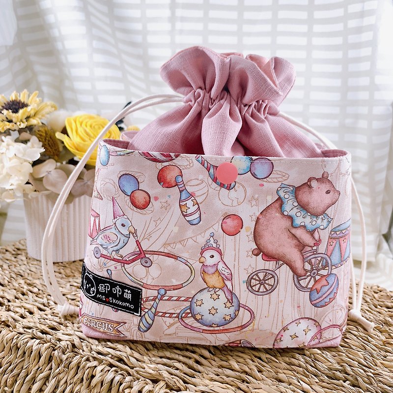 巧可爱束口袋小废包-梦幻马戏团 - 化妆包/杂物包 - 棉．麻 粉红色