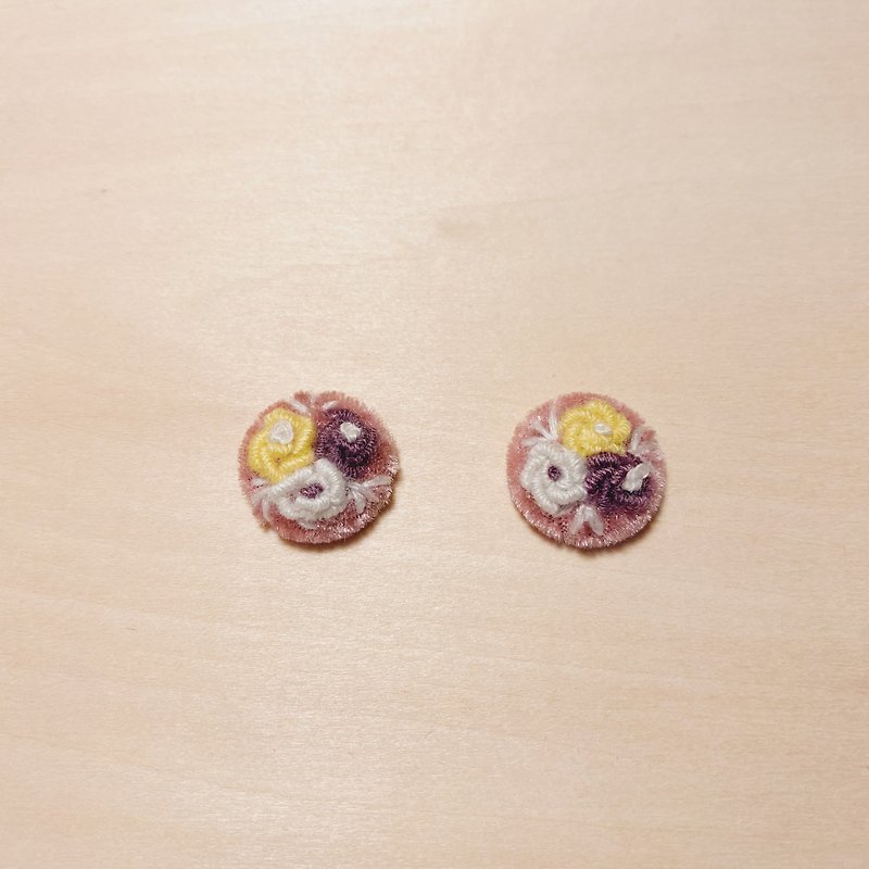 复古粉紫刺绣花花丸子耳环 - 耳环/耳夹 - 绣线 紫色