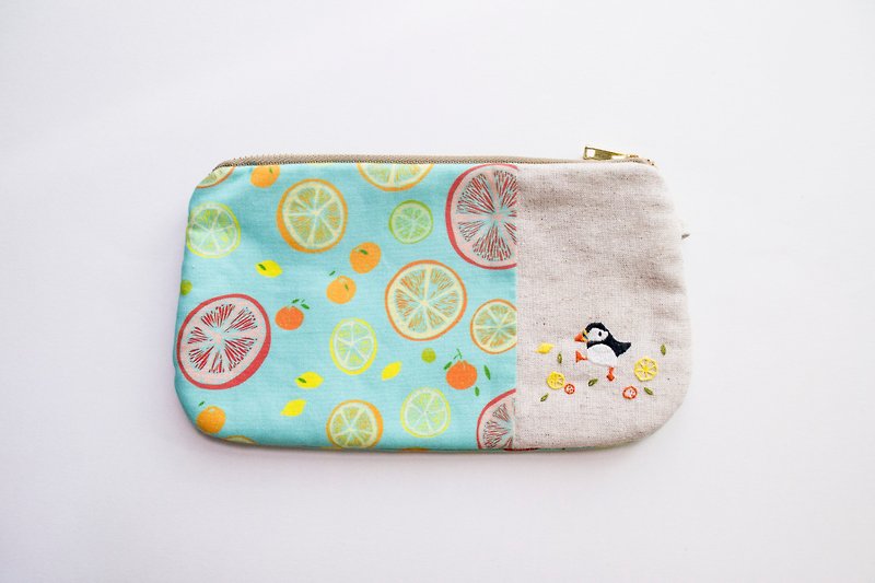 海雀 Puffin Embroidered Zip Pouch- Citrus Summer Print - 化妆包/杂物包 - 棉．麻 多色