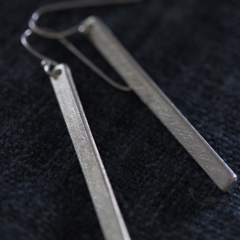 Handmade silver long bar dangle earring (E0174) - 耳环/耳夹 - 银 银色