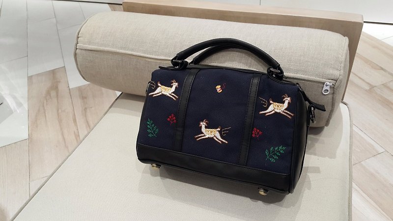 Goat Navy Pan Bag (L) - 侧背包/斜挎包 - 绣线 蓝色