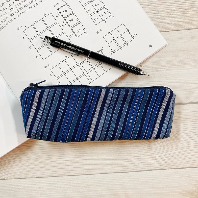斜纹 少笔控的笔袋 斗八创作 - 化妆包/杂物包 - 棉．麻 蓝色
