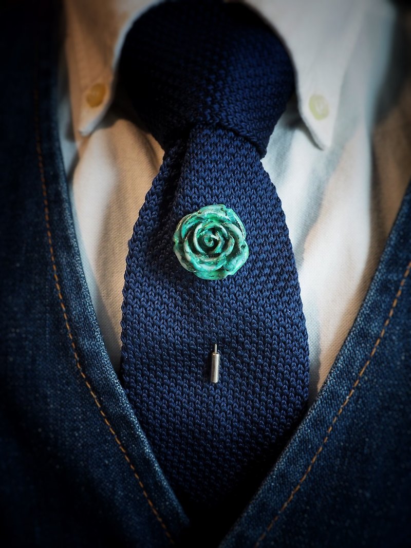 Green Rose Lapel Pin. - 胸针 - 其他金属 