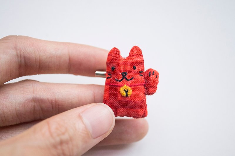 招財貓胸針 fortune cat mini brooch pin - 胸针 - 棉．麻 红色