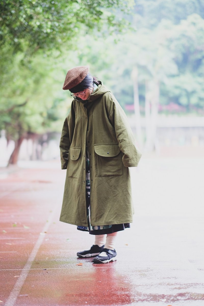芥绿斗篷式宽版长袖连帽长版外套 - 女装上衣 - 棉．麻 绿色