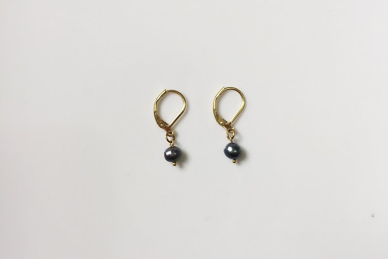 小黑珍珠糖 珍珠黄铜造型耳环 - 耳环/耳夹 - 其他金属 黑色