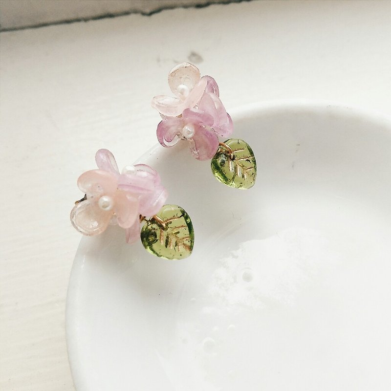 momolico 耳环 甜美迷你小花束 (可改夹式) - 耳环/耳夹 - 其他材质 粉红色
