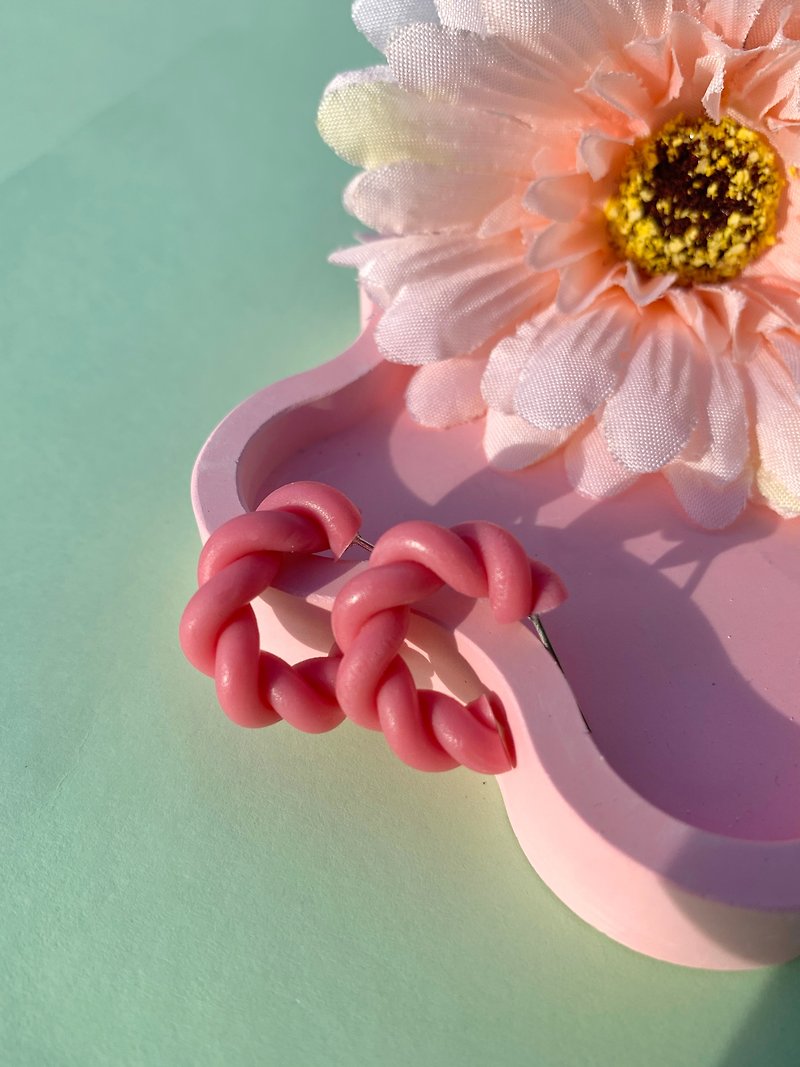 Glazed Twist Baby Pink Size S : Polymer clay handmade hoop earrings - 耳环/耳夹 - 其他材质 粉红色