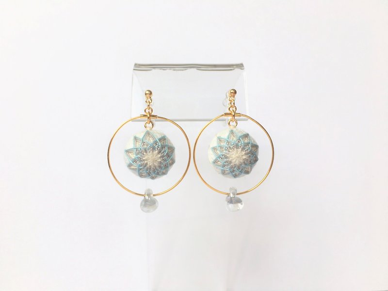 tachibanaya hoops comari TEMARI earrings simple white light blue gray flower - 耳环/耳夹 - 绣线 白色