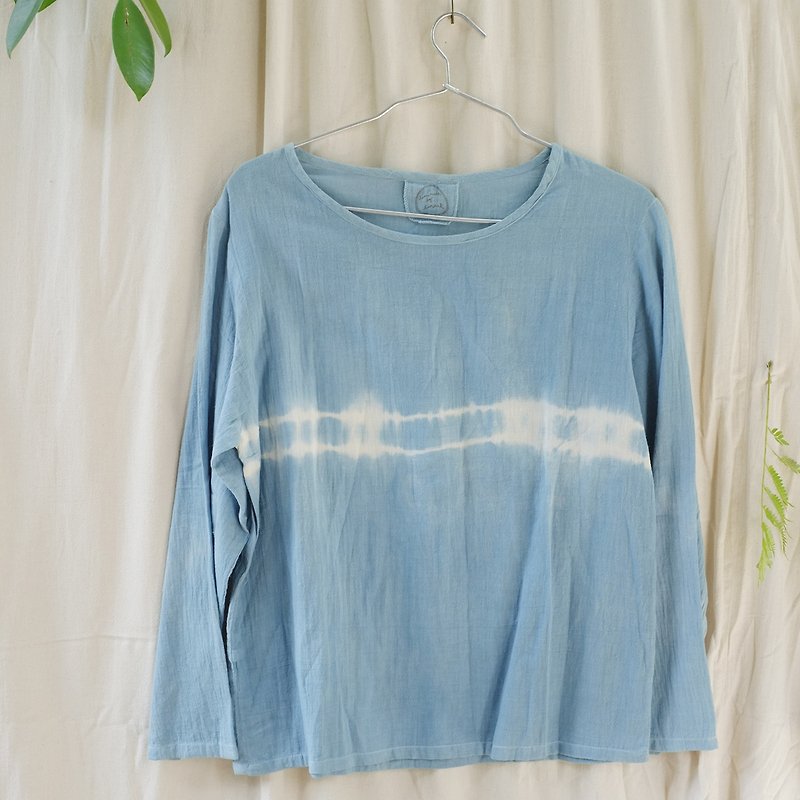 linnil: Natural indigo tie-dye long-sleeve shirt - made of comfortable 100% cotton. - 女装上衣 - 棉．麻 蓝色