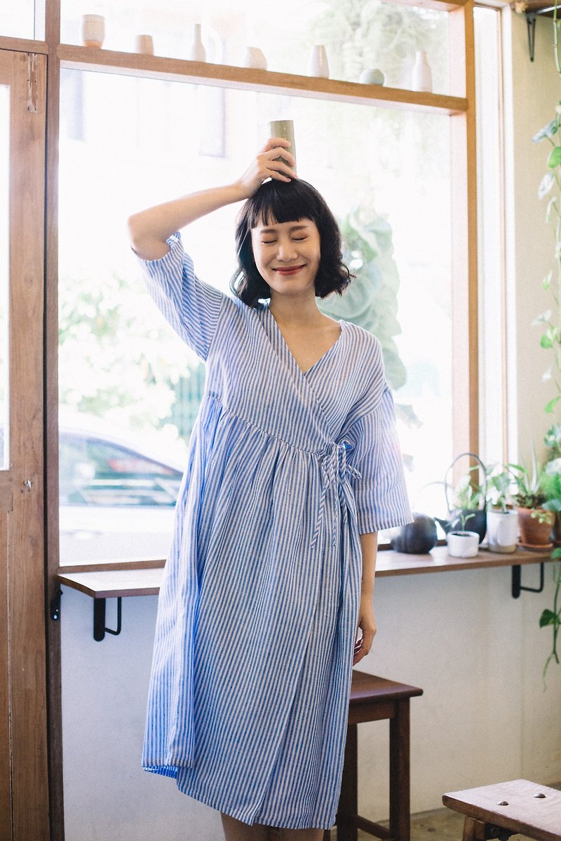 Linen wrap dress with double bow tie in Blue/White Stripe - 洋装/连衣裙 - 棉．麻 蓝色