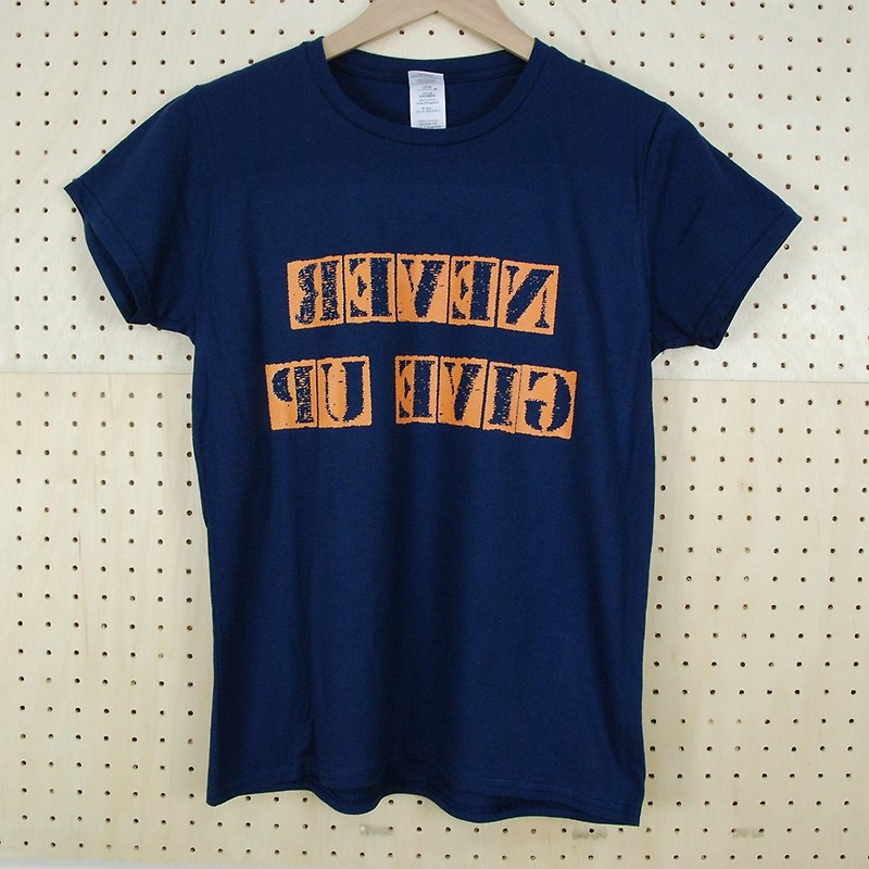 新创设计师-T恤：【NEVER GIVE UP】短袖 T-shirt《中性/修身》(藏青)-850 Collections - 女装 T 恤 - 棉．麻 多色
