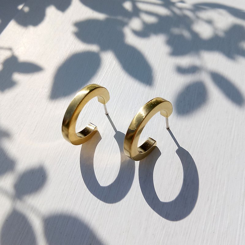 C型正方条黄铜耳环 925银针式/耳夹式 - 耳环/耳夹 - 铜/黄铜 金色