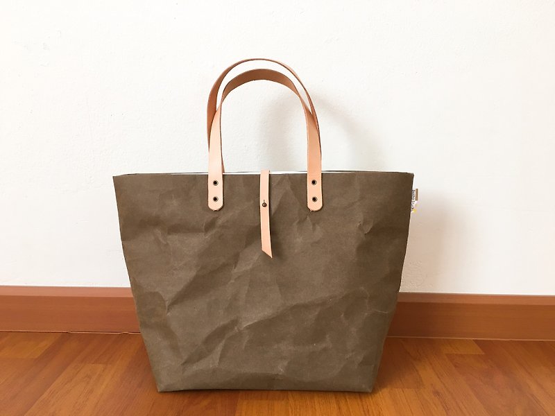 Kraft dark brown Tote shoulder bag Large with Closure and Tyvek lining - 侧背包/斜挎包 - 纸 咖啡色