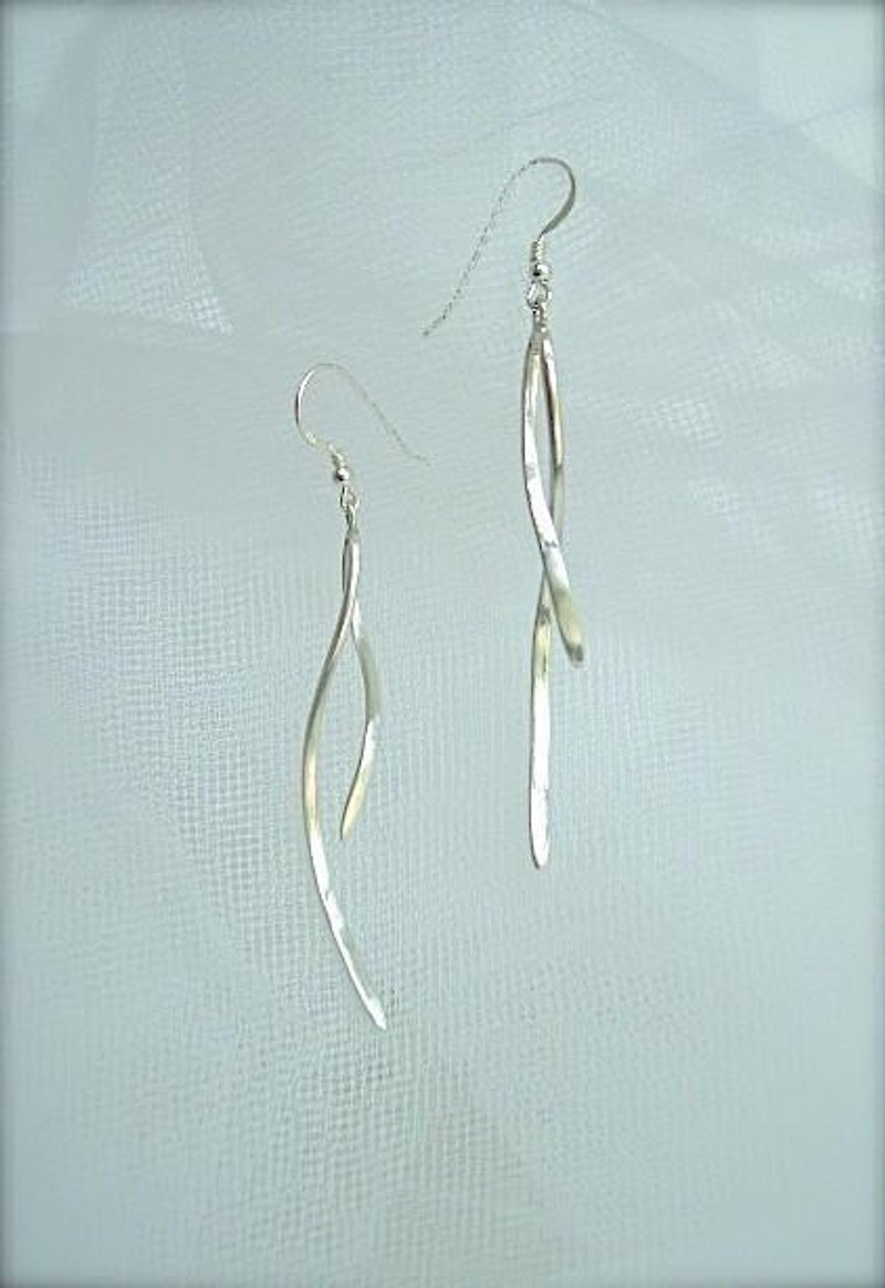 ゆるやかな曲線のピアス （ロング） - 耳环/耳夹 - 其他金属 银色