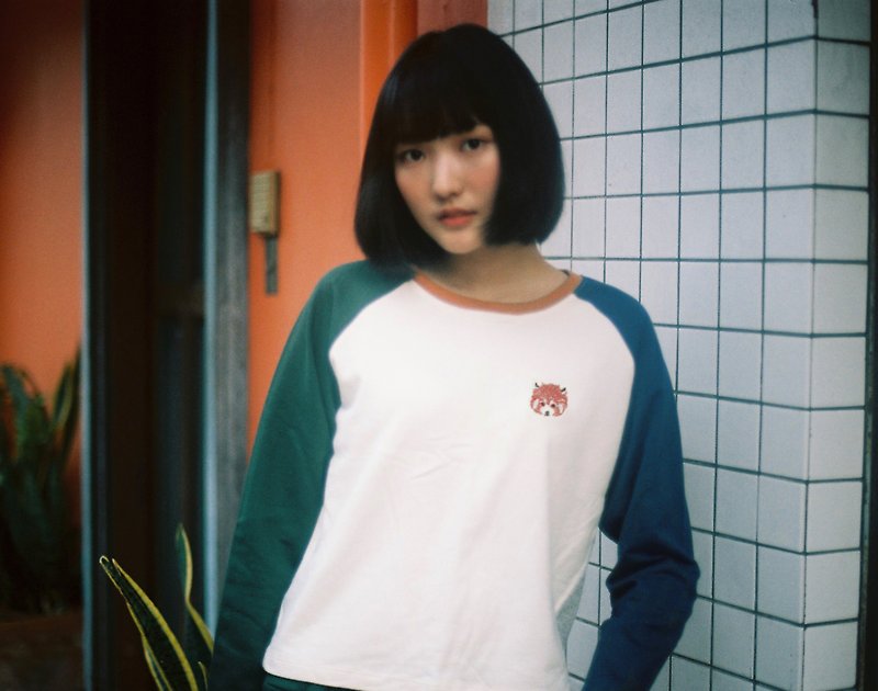 Red Panda Embroidery : Long sleeve Shirt / Dark Green and Dark Blue Sleeves - 女装 T 恤 - 棉．麻 多色