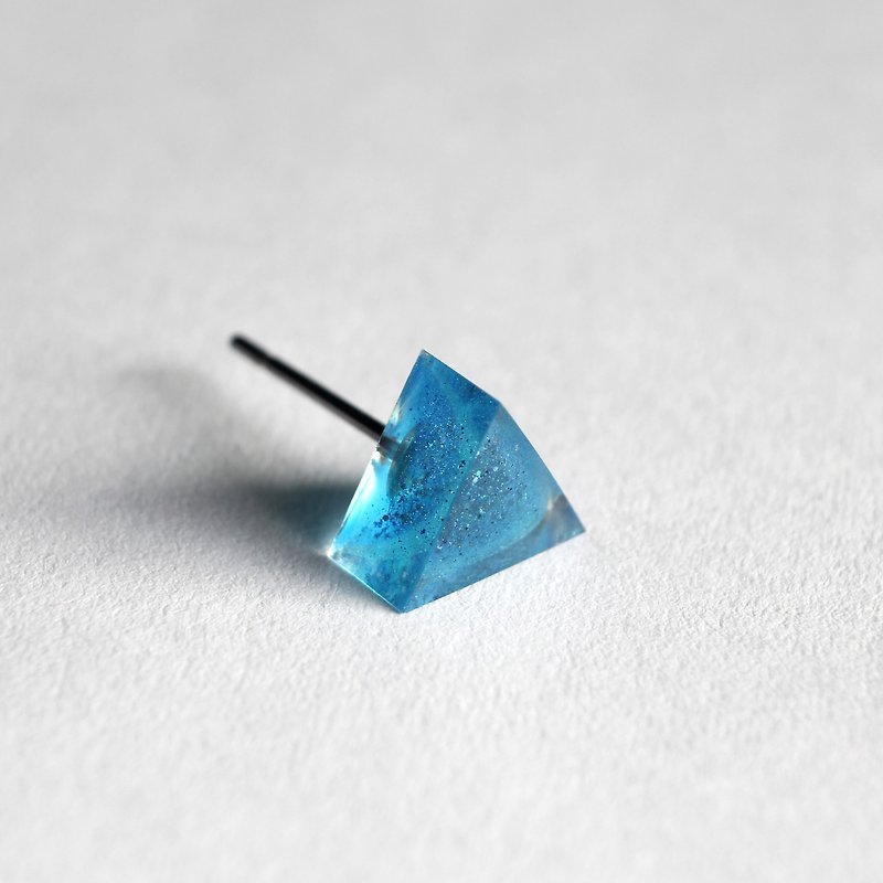 给黛比的华尔滋 / 树脂耳环 - 单只 / 三角形 透明 蓝色 闪烁 - 耳环/耳夹 - 树脂 蓝色