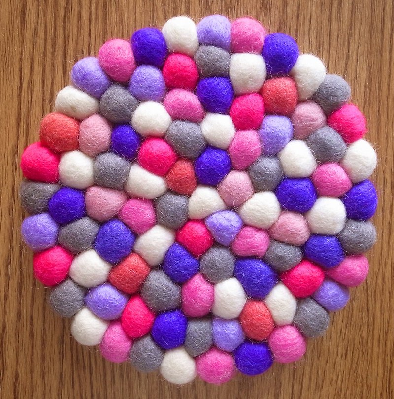 羊毛毡 球球 手工 餐垫 隔热垫 锅垫 20cm 桃红+紫 - 餐垫/桌巾 - 羊毛 粉红色