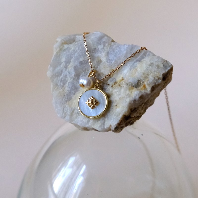 ALYSSA & JAMES 贝母 淡水珍珠 纯银颈链 N134 - 项链 - 贝壳 金色
