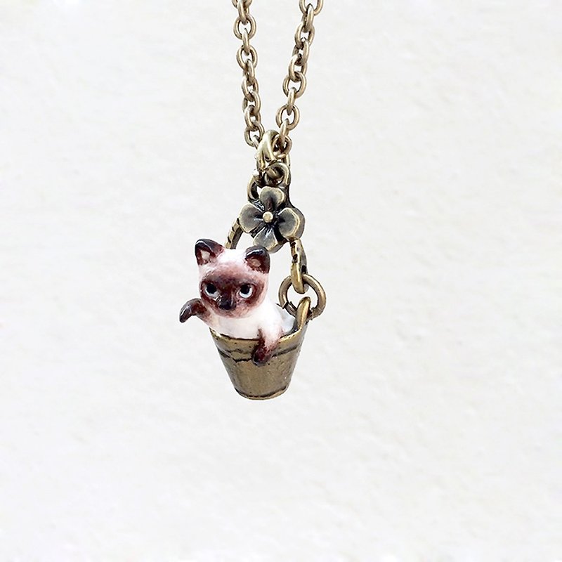 Tiny Siamese Cat in the bucket necklace, Cat Pendant, miniature cat - 项链 - 粘土 卡其色