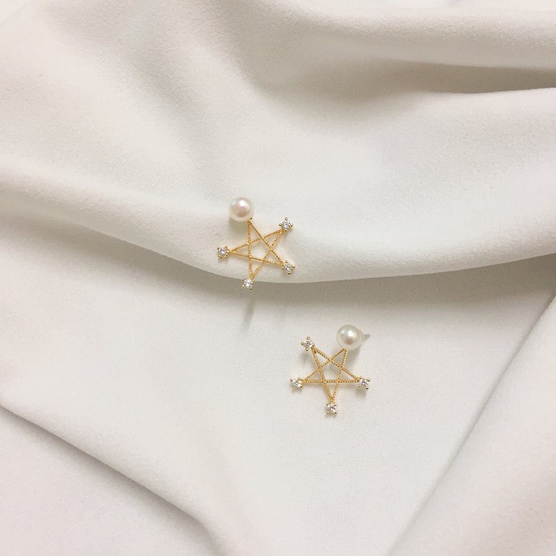 如星闪耀 — 两种戴法的925珍珠锆石星星钻贴式耳环 - 耳环/耳夹 - 珍珠 金色