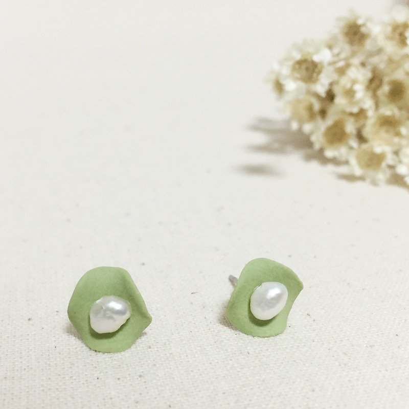 手作荷叶边珍珠耳环－草绿色 - 耳环/耳夹 - 陶 绿色