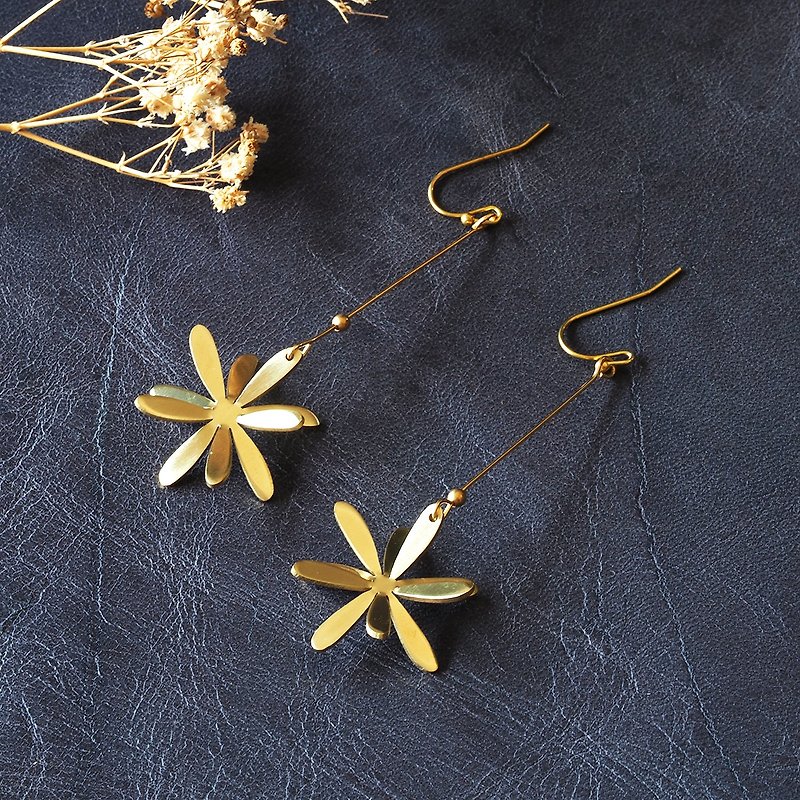 Long Marigold flower brass earrings - 耳环/耳夹 - 铜/黄铜 金色