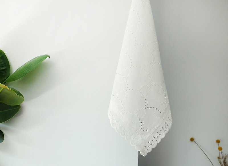 【手工系配件】美好的小方巾・白色棉布刺绣・台湾制 - 手帕/方巾 - 棉．麻 白色