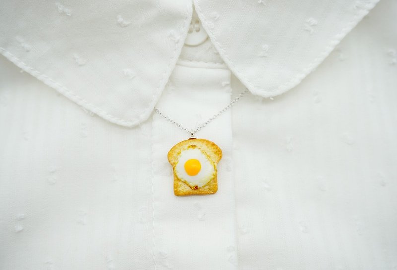 MoonMade 原创手工 袖珍食物首饰 太阳蛋土司项链荷包蛋吊坠 超可爱的生日礼物 Miniature Toast Fried Egg Necklace Pendant Birthday Gift - 项链 - 粘土 多色