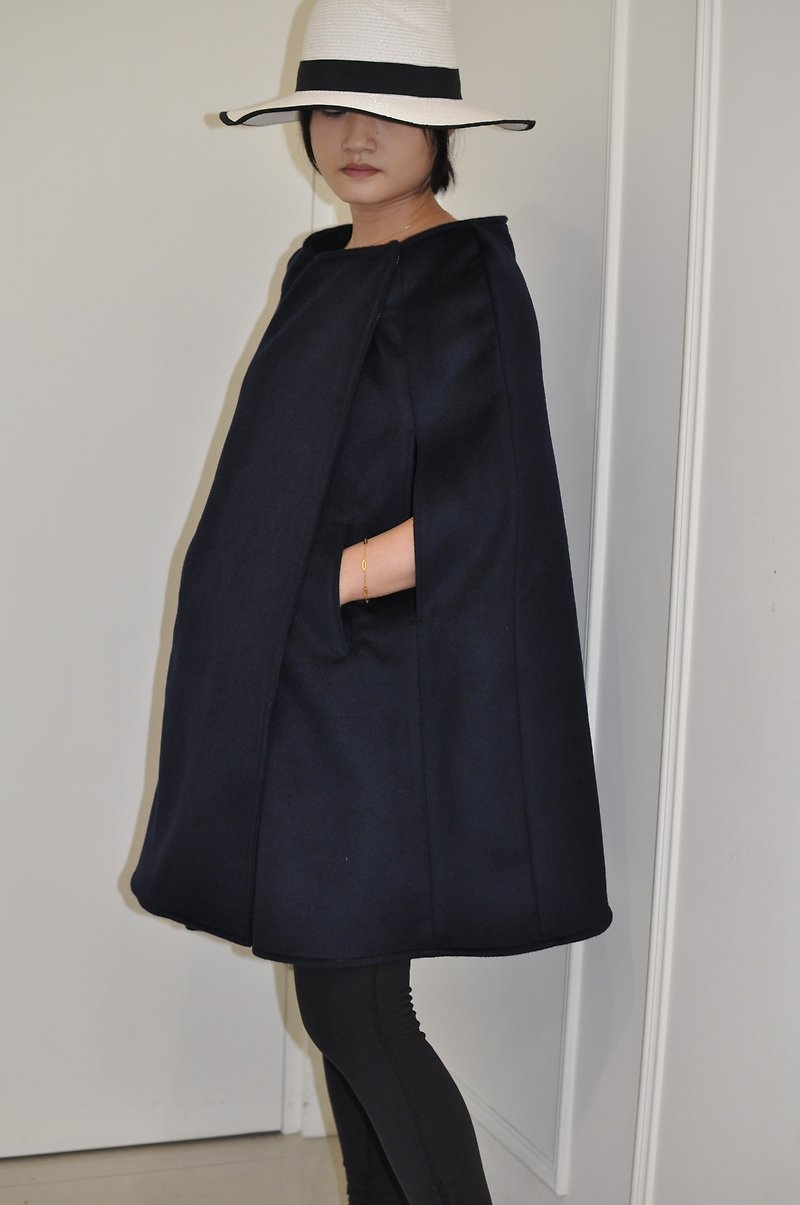 Flat 135 X 台湾设计师 双面羊绒布料 亲子装系列 斗篷式外套 - 女装休闲/机能外套 - 羊毛 蓝色