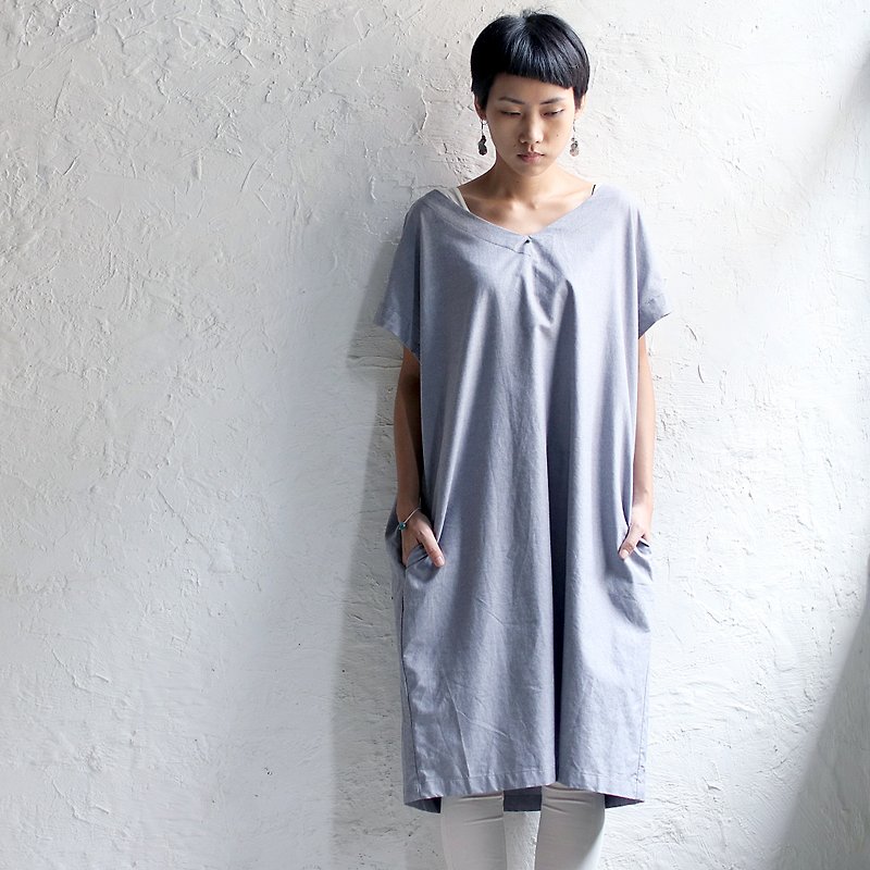 Omake亚麻缀绿松石V领洋装(灰) - 洋装/连衣裙 - 棉．麻 灰色