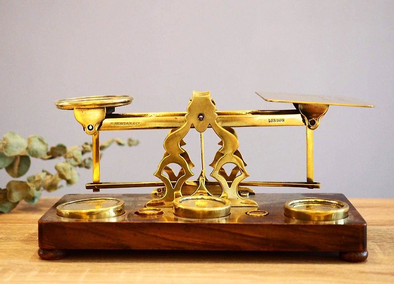 英国古董黄铜深木色桌上大型信件秤  hold - 摆饰 - 木头 