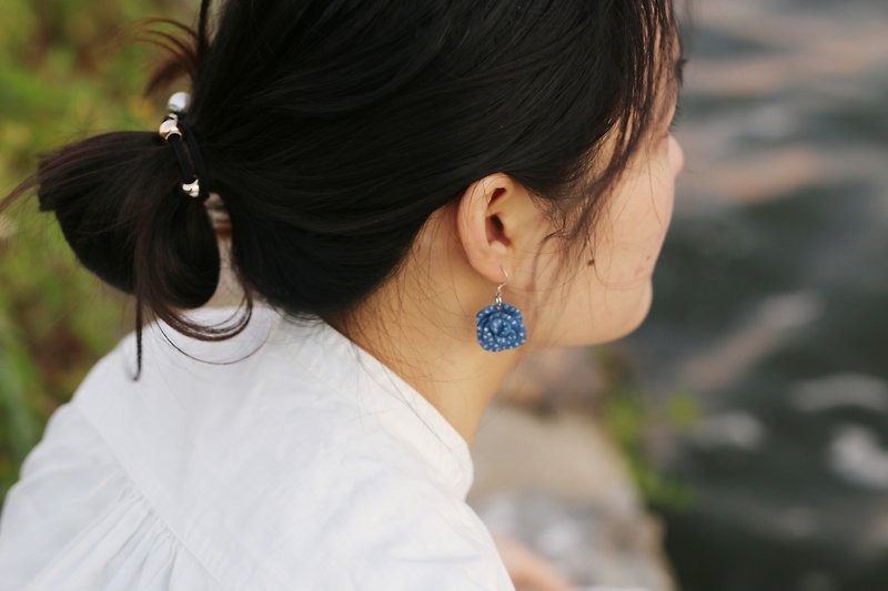 原创手工手捏陶瓷耳环蓝玫瑰耳夹纯银 - 耳环/耳夹 - 陶 蓝色
