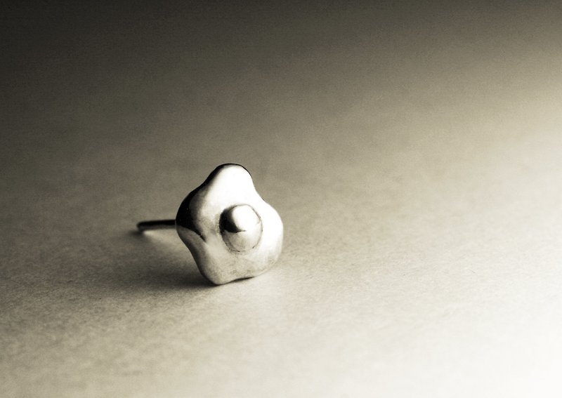 荷包蛋造型纯银耳环(单支/一对) - 耳环/耳夹 - 其他金属 银色