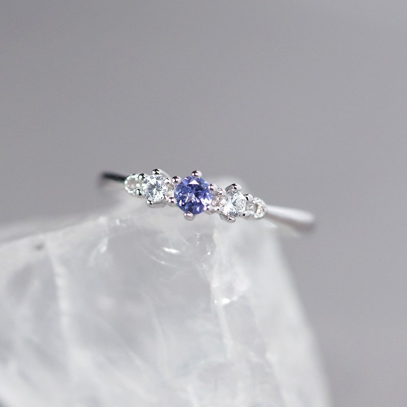 迷人蓝紫-顶级坦桑石丹泉石3mm-纯银细戒指-12月诞生石 - 戒指 - 水晶 蓝色