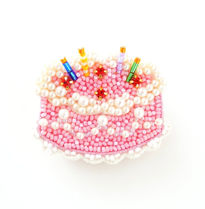 バースデーケーキのブローチ　ピンク　ビーズ刺繍の誕生日ケーキのブローチ - 胸针 - 其他材质 粉红色