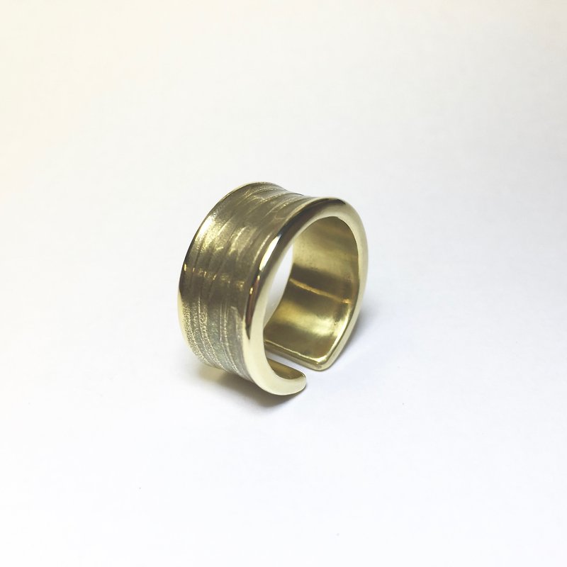 锻造宽版斜纹 黄铜戒指 - 戒指 - 其他金属 金色