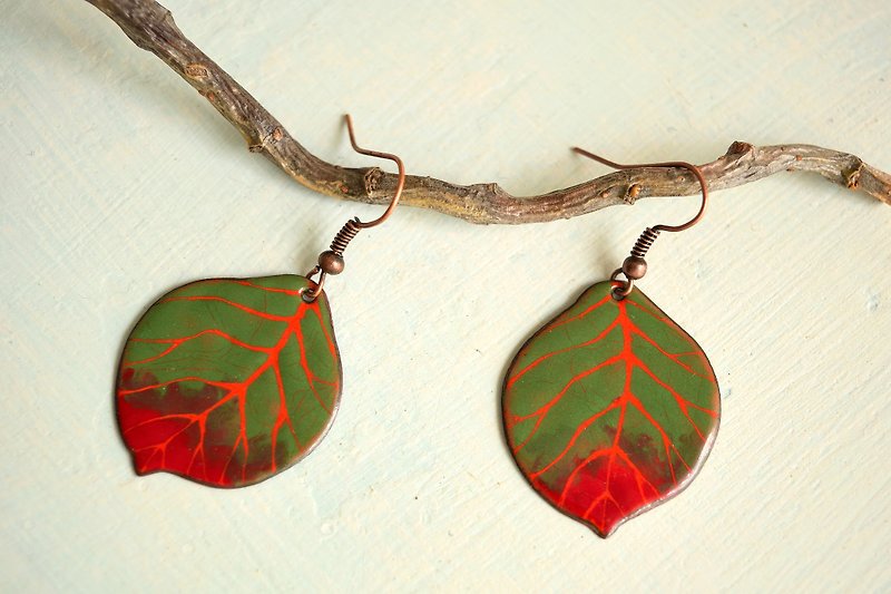 Autumn Alder Leaf Enamel Earrings Green and Claret - 耳环/耳夹 - 珐琅 绿色