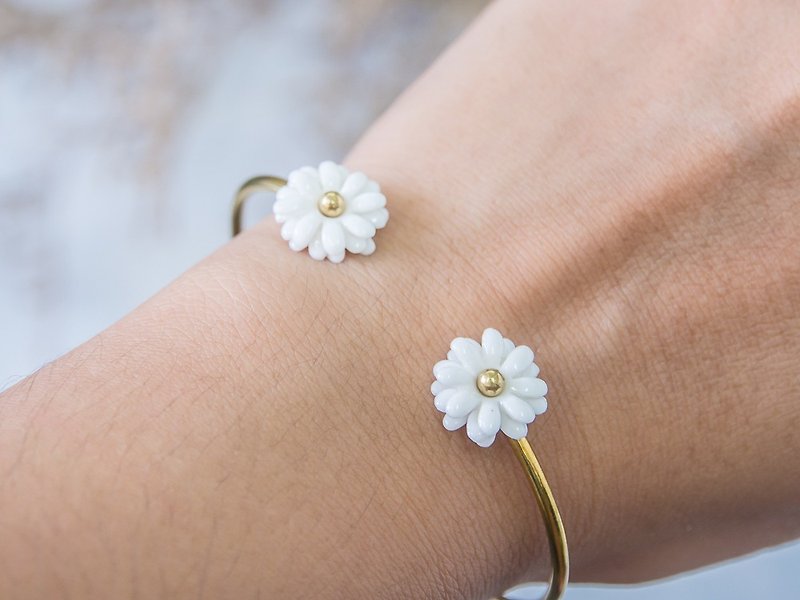 Daisy ~ white porcelain flower bracelet ~ size Mini - 手链/手环 - 陶 白色