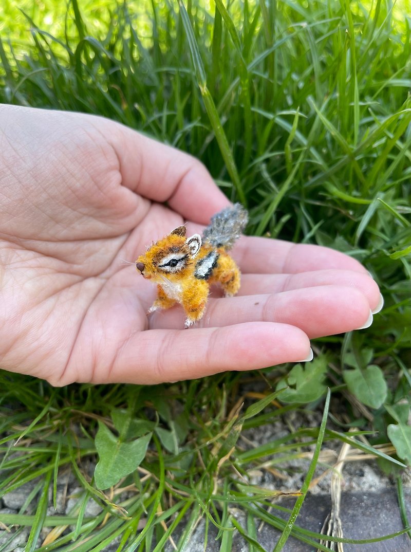 Miniature realistic chipmunk life like squirrel ooak unique toy 1 to 12 scale - 编织/刺绣/羊毛毡/裁缝 - 绣线 咖啡色