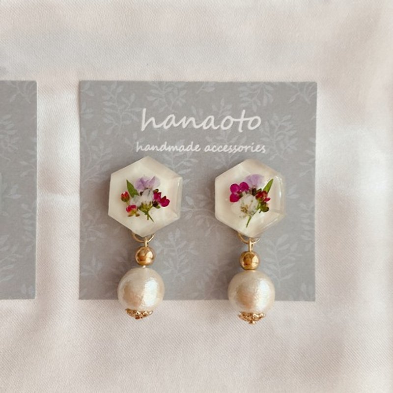 cotton pearl × dried flowers milky white earrings - 耳环/耳夹 - 树脂 白色